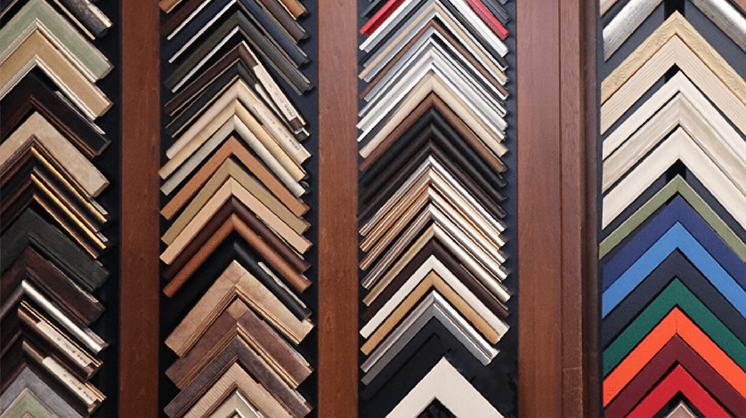 額縁を持つ男性